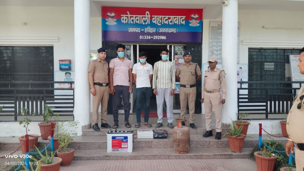 ऑफिस से चोरी हुआ इनवर्टर, एसी और गैस सिलेंडर बरामद, पिकअप सहित तीन गिरफ्तार