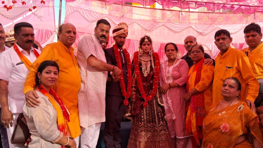 श्रद्धा के साथ सामाजिक सरोकार की अनूठी मिसाल: मंगलौर में तीन निर्धन कन्याओं का कराया सामूहिक विवाह